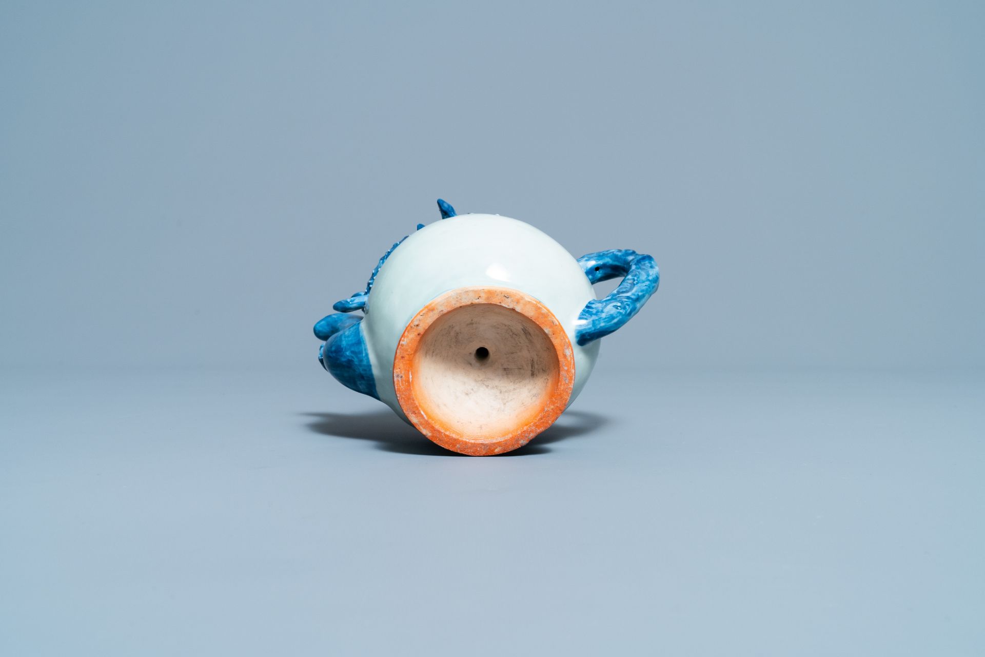 A Chinese blue and white peach-shaped cadogan teapot, 19th C. - Image 7 of 7