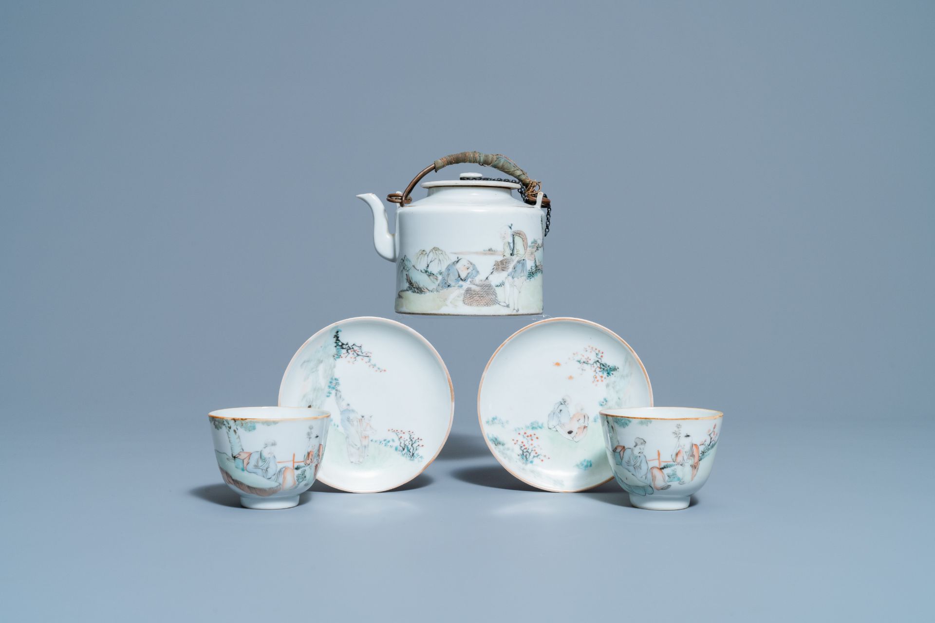 A Chinese qianjiang cai teapot and two cups and saucers, 19/20th C.
