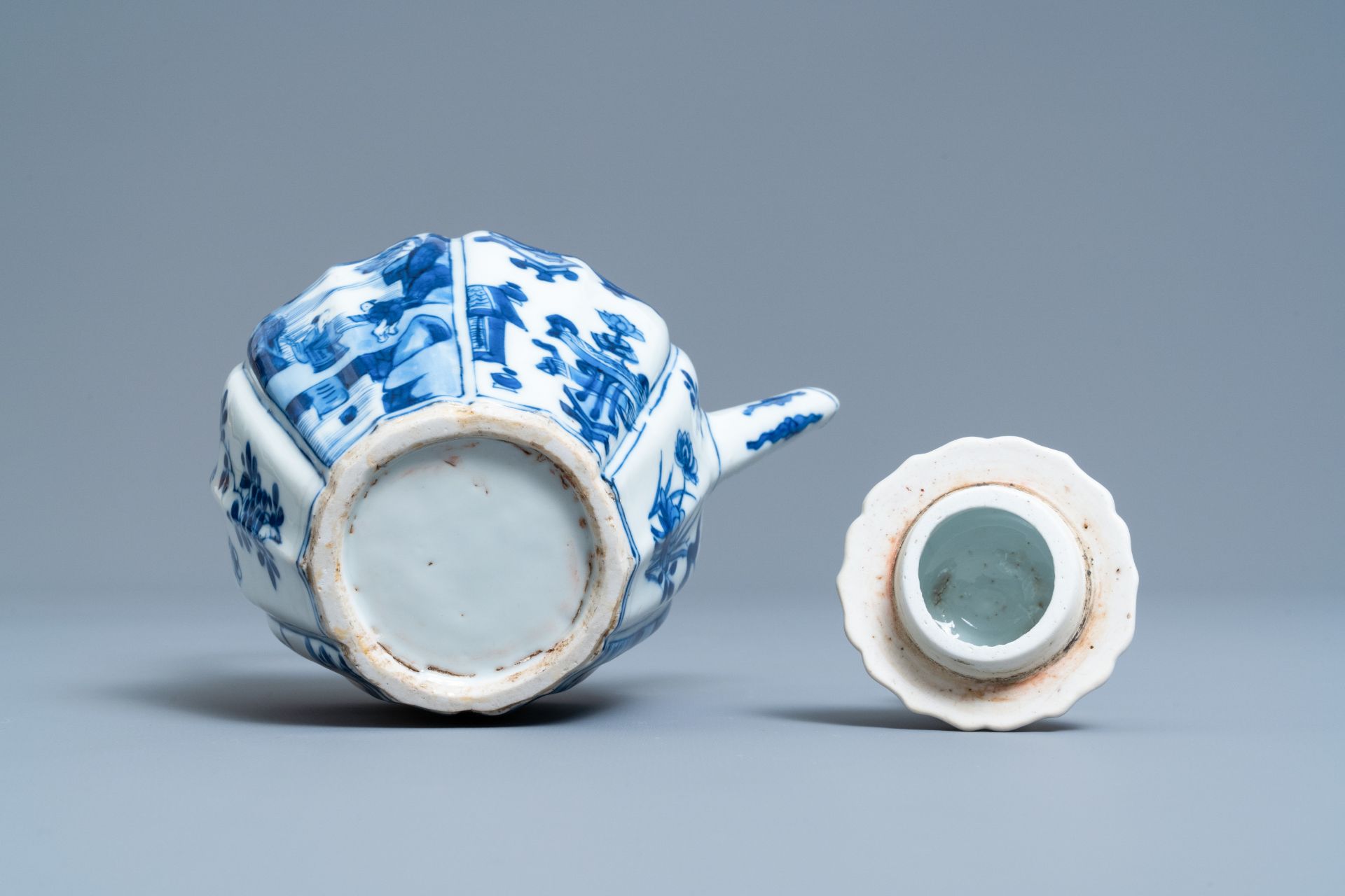 A ribbed Chinese blue and white teapot and cover, Kangxi - Image 7 of 7