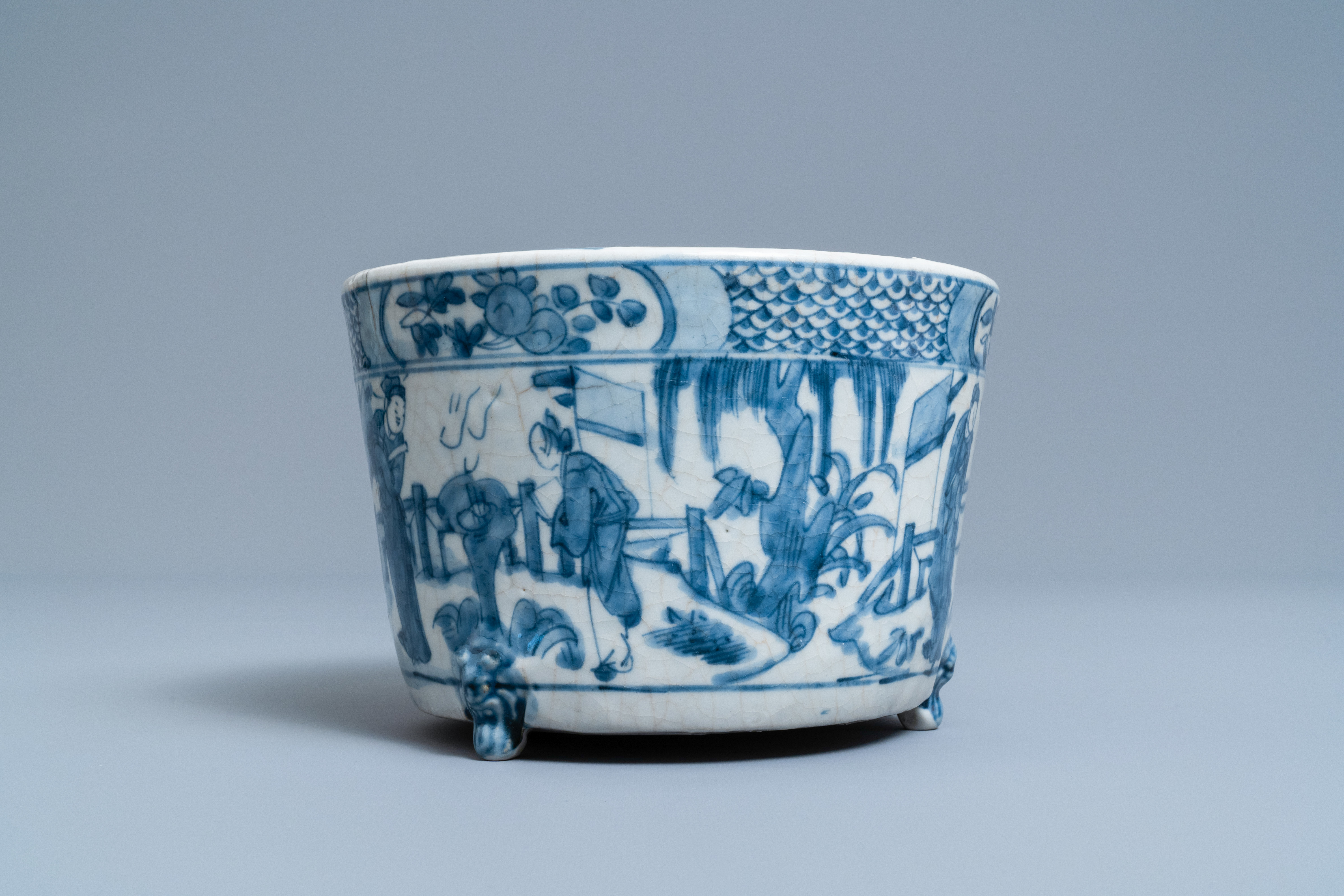 A Chinese blue and white Swatow tripod censer, Ming - Image 3 of 7