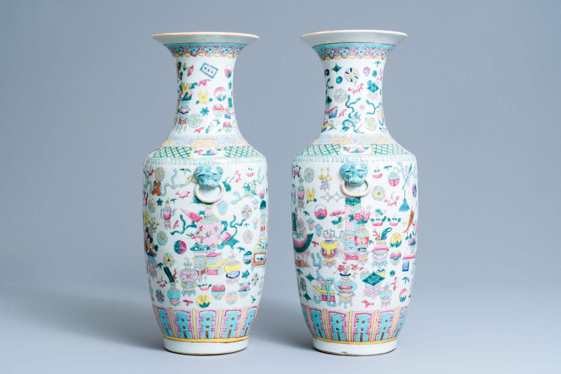 A pair of Chinese famille rose 'antiquities' vases, 19th C. - Image 2 of 6