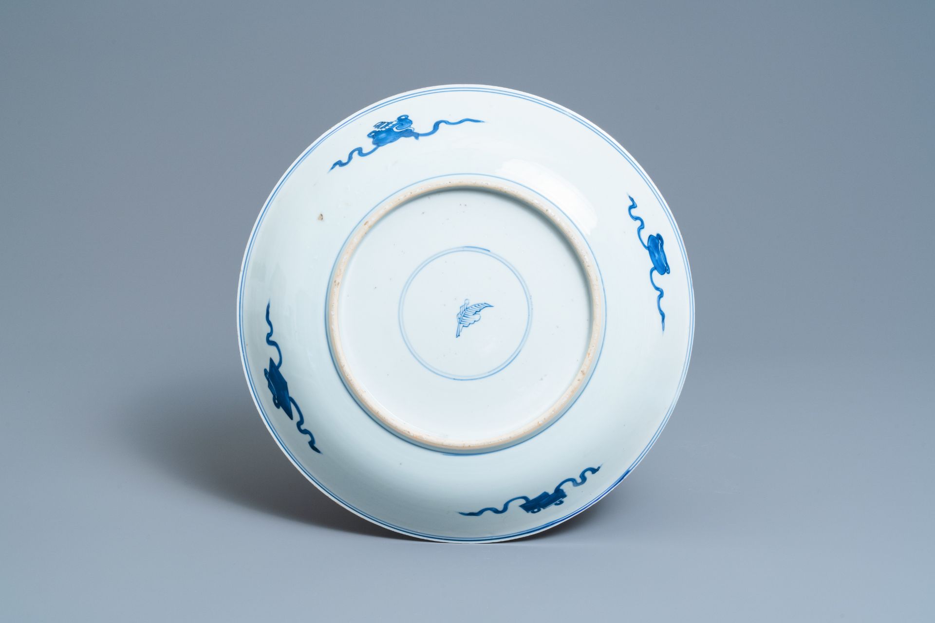 A pair of Chinese blue and white 'lotus scroll' chargers, Kangxi - Image 4 of 5