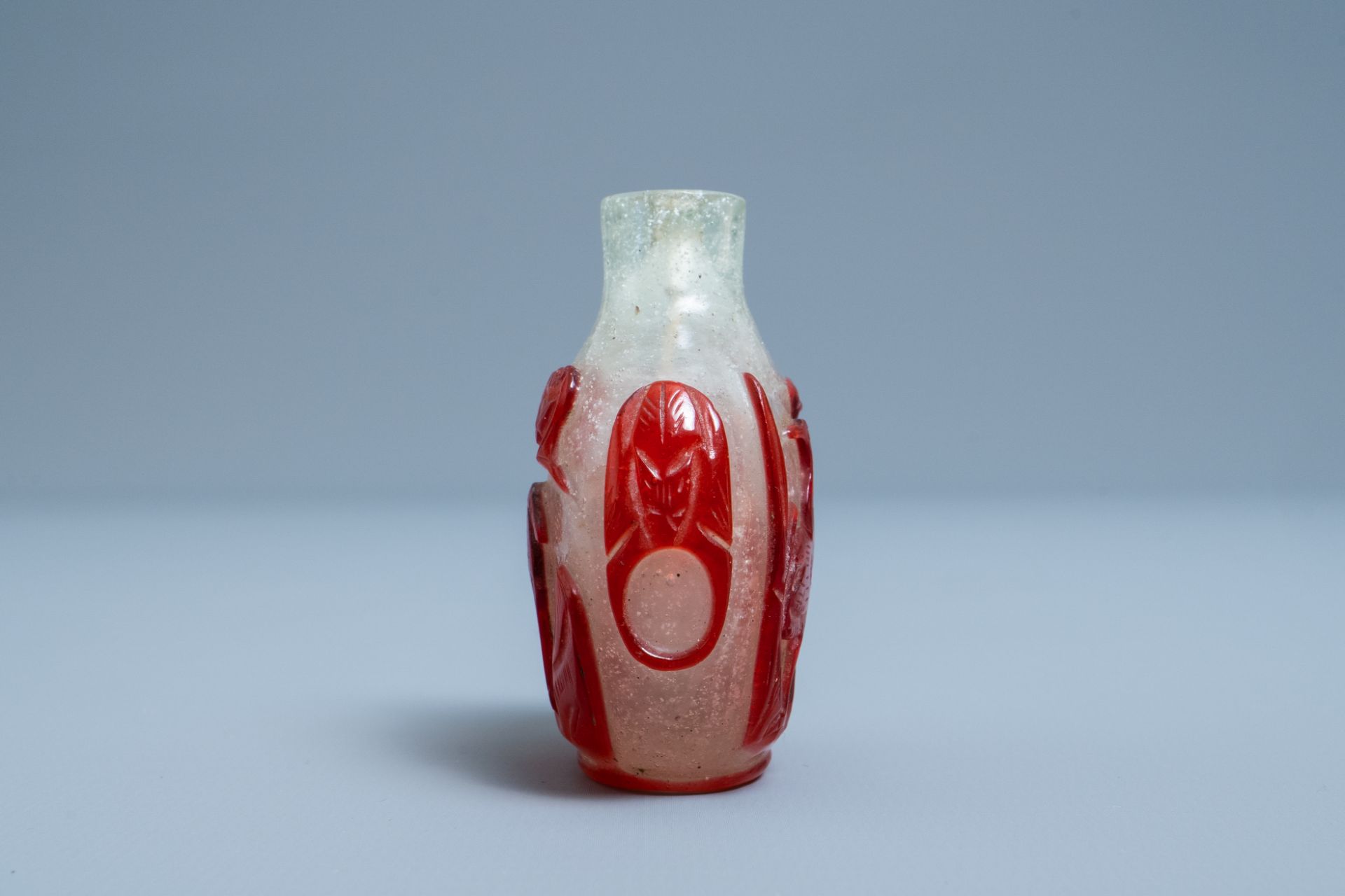 A Chinese red and white overlay glass snuff bottle, 18th C - Image 6 of 8