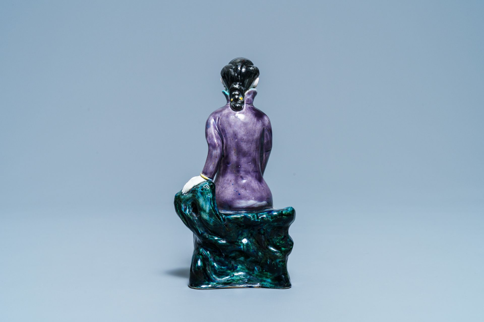 A Chinese polychrome porcelain figure of a seated lady, 19/20th C. - Image 3 of 7