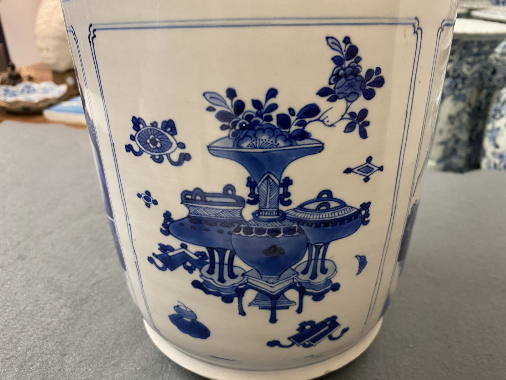 A Chinese blue and white 'antiquities and landscapes' rouleau vase, Kangxi - Image 27 of 35
