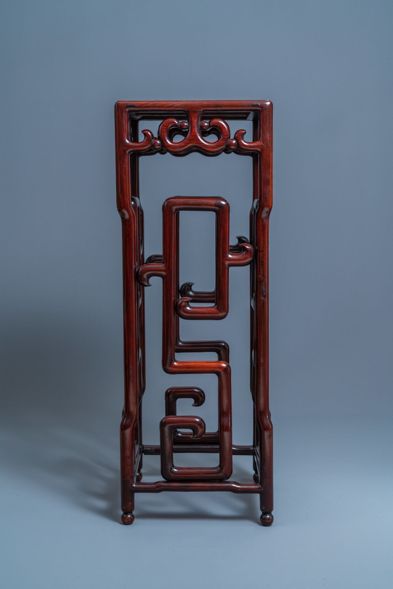 A tall Chinese marble-inlaid wooden stand, 20th C. - Image 6 of 11