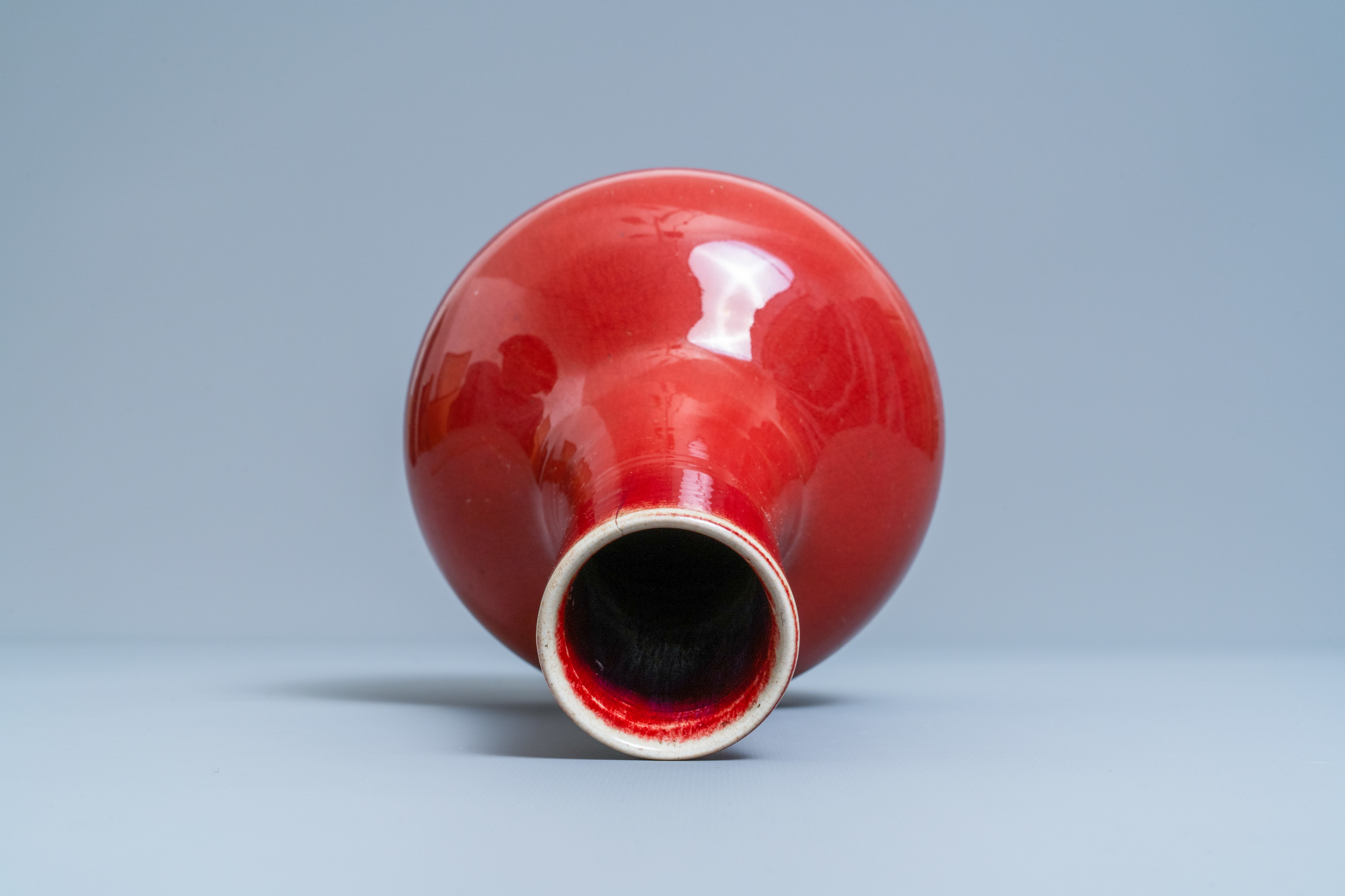 A Chinese monochrome sang de boeuf-glazed bottle vase, 19th C. - Image 5 of 6