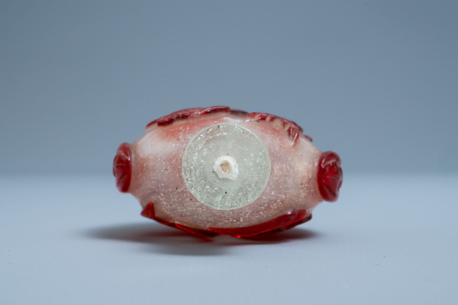 A Chinese red and white overlay glass snuff bottle, 18th C - Image 7 of 8