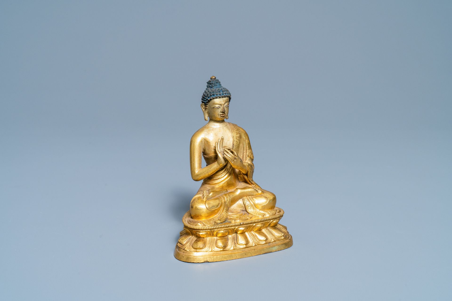 A Chinese gilt bronzen figure of Buddha, Kangxi - Image 3 of 7