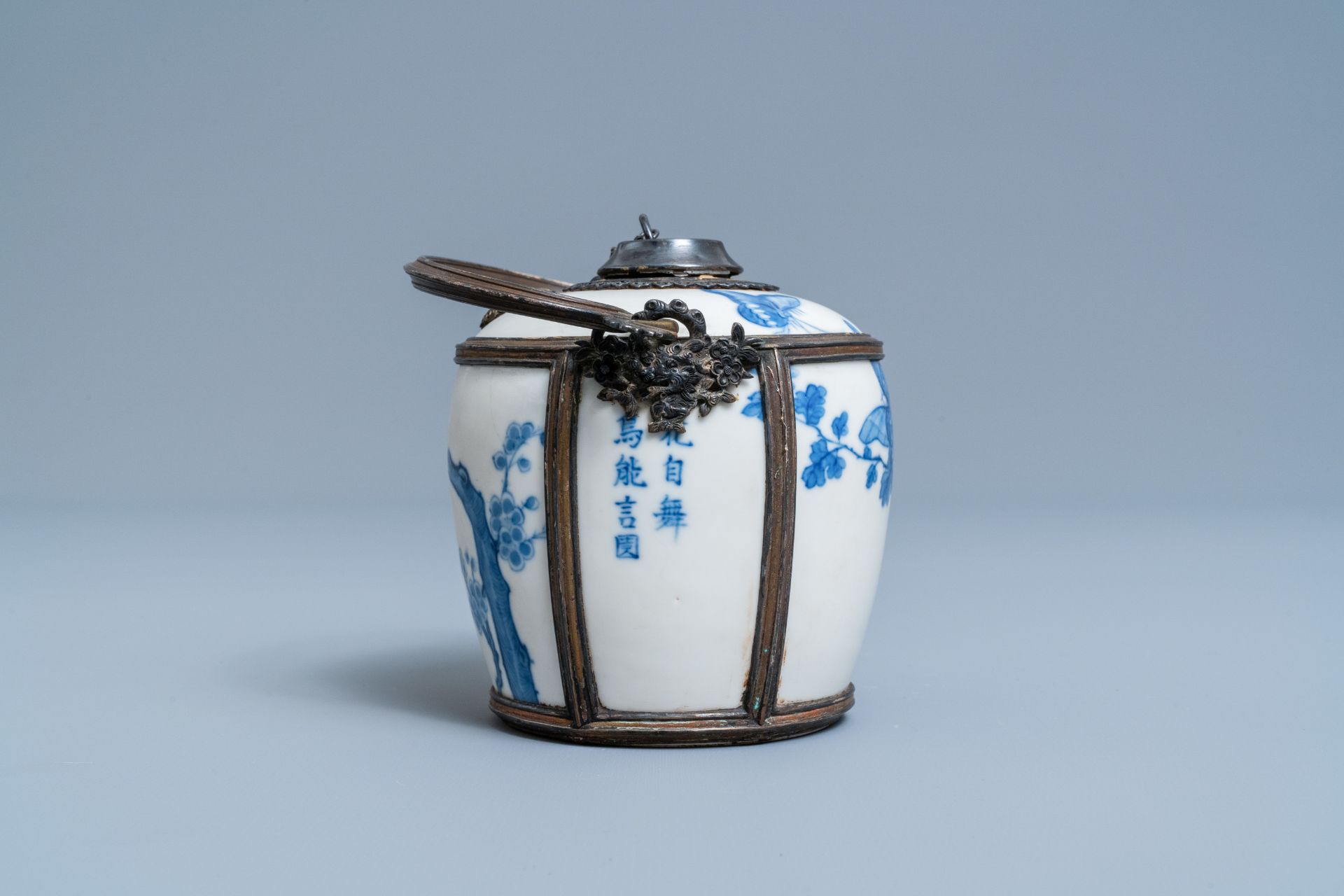 A Chinese blue and white Vietnamese market 'Bleu de Hue' water pipe, 19th C. - Image 3 of 8