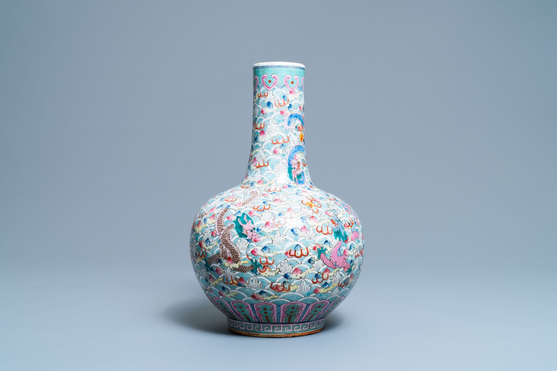 A Chinese famille rose bottle vase with dragons, 19th C. - Image 3 of 7