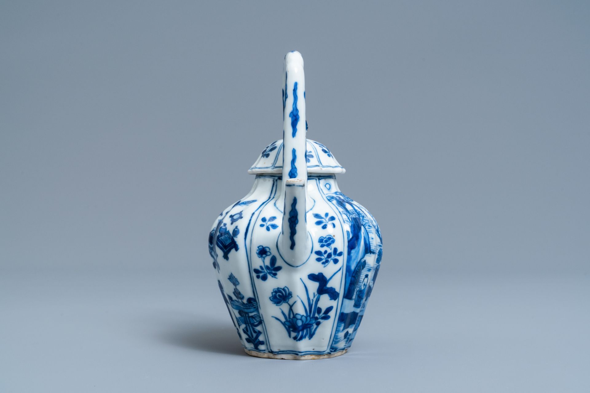 A ribbed Chinese blue and white teapot and cover, Kangxi - Image 3 of 7