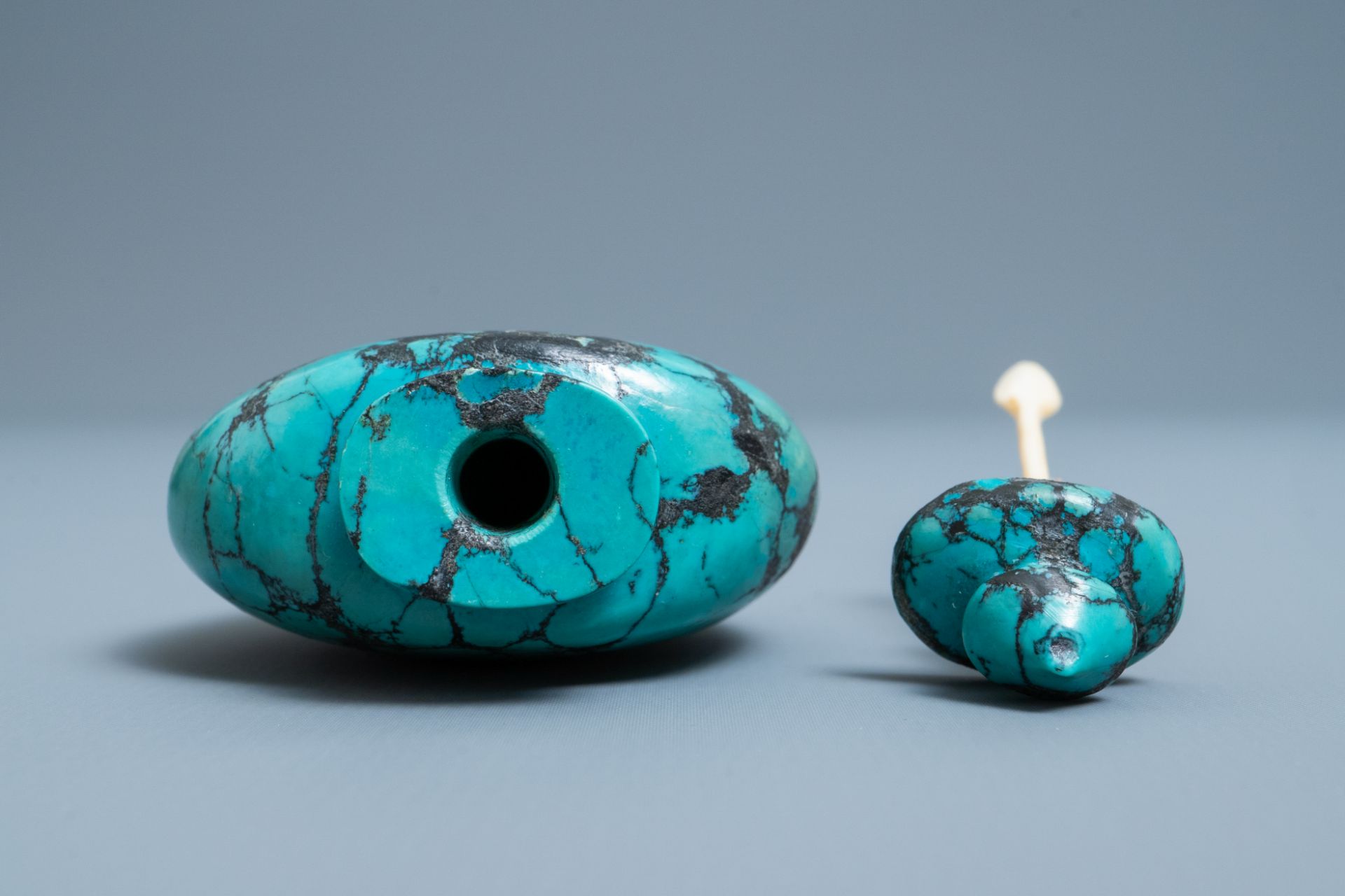 A Chinese turquoise snuff bottle, 19th C. - Image 6 of 7