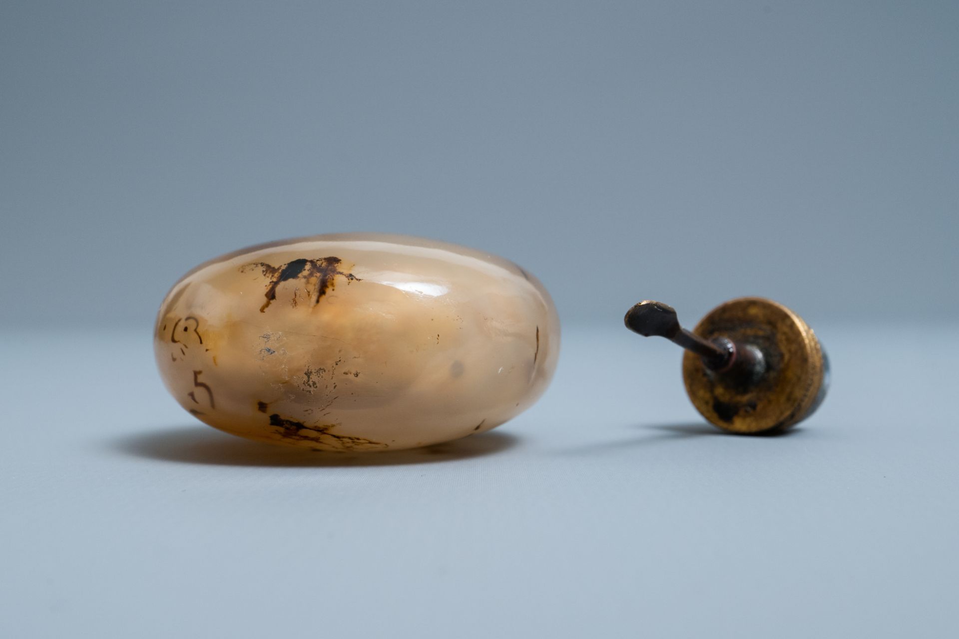 A Chinese agate snuff bottle, 19th C. - Image 6 of 6