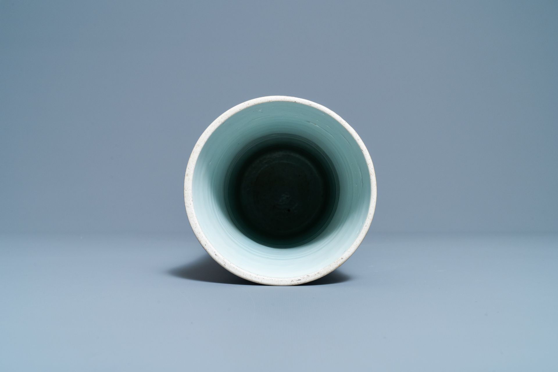 A Chinese blue and white beaker vase, Transitional period - Image 5 of 6