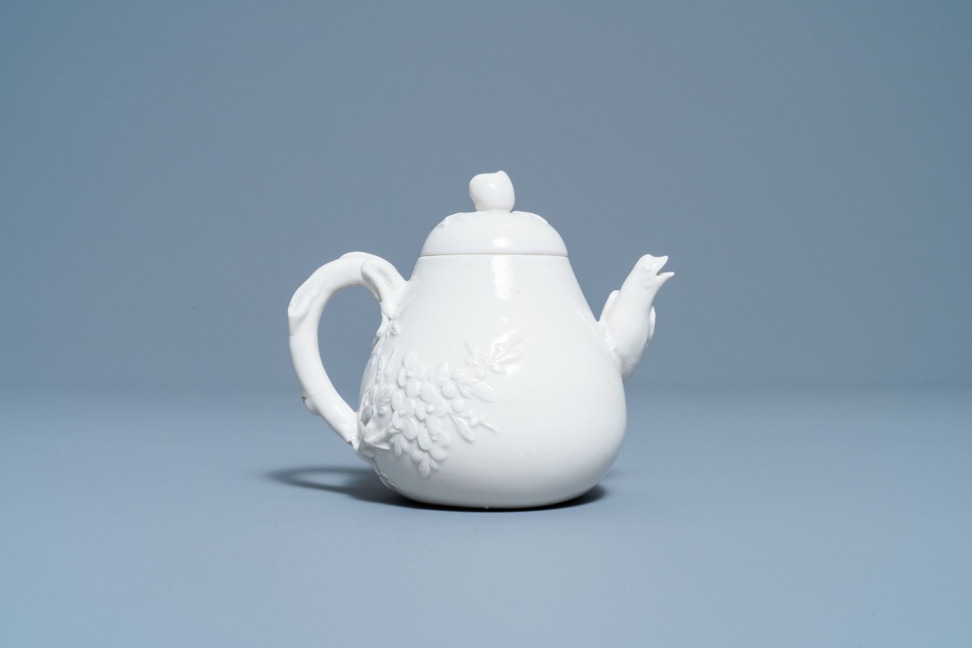 A Chinese Dehua blanc de Chine teapot, inscribed Yi Gong, 18/19th C. - Image 4 of 9