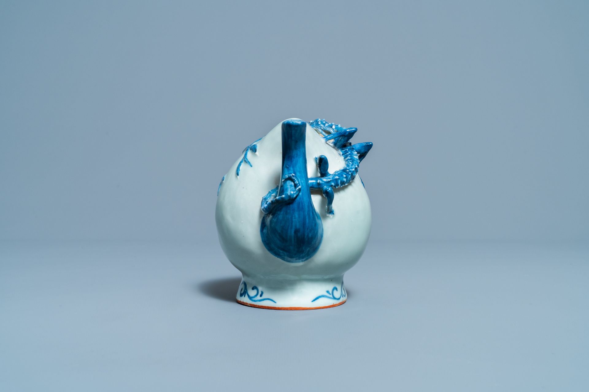 A Chinese blue and white peach-shaped cadogan teapot, 19th C. - Image 5 of 7