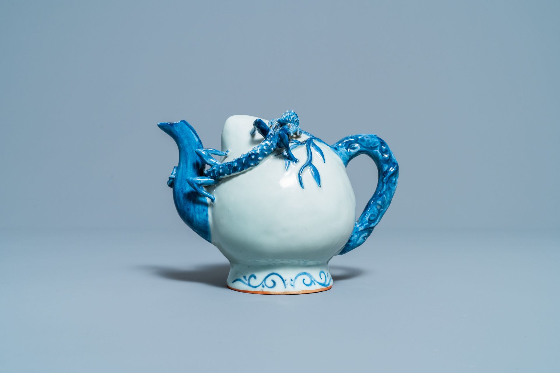 A Chinese blue and white peach-shaped cadogan teapot, 19th C. - Image 2 of 7