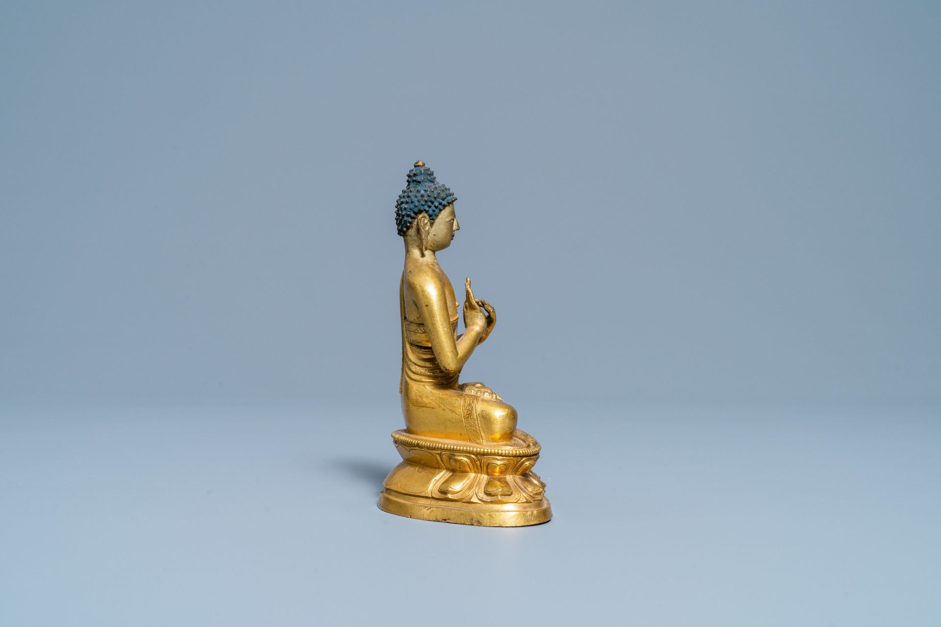 A Chinese gilt bronzen figure of Buddha, Kangxi - Image 5 of 7