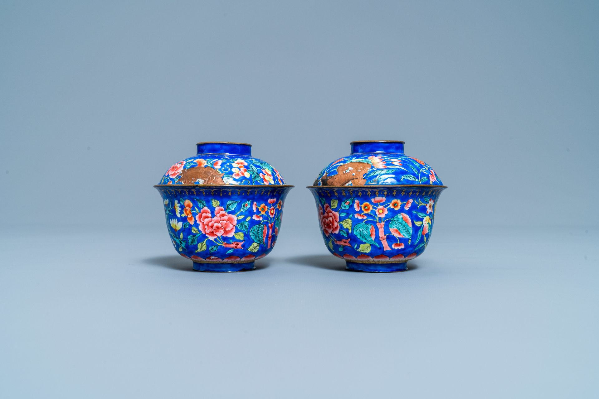 A pair of Vietnamese Phap Lam Hue enamel covered bowls on stands, 18/19th C. - Image 6 of 10