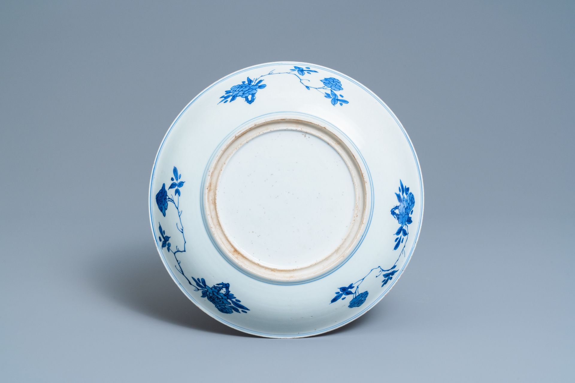 A Chinese blue and white charger with floral design, Kangxi - Image 2 of 2