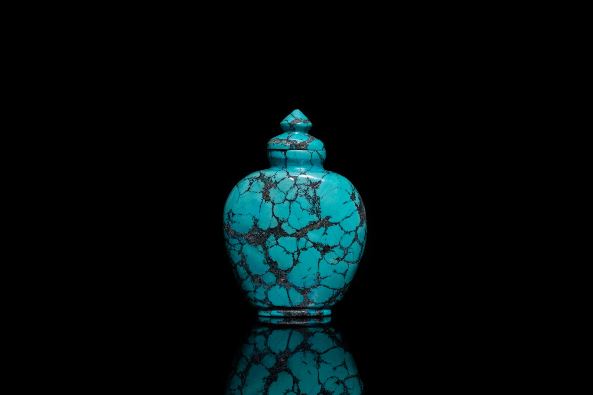 A Chinese turquoise snuff bottle, 19th C.