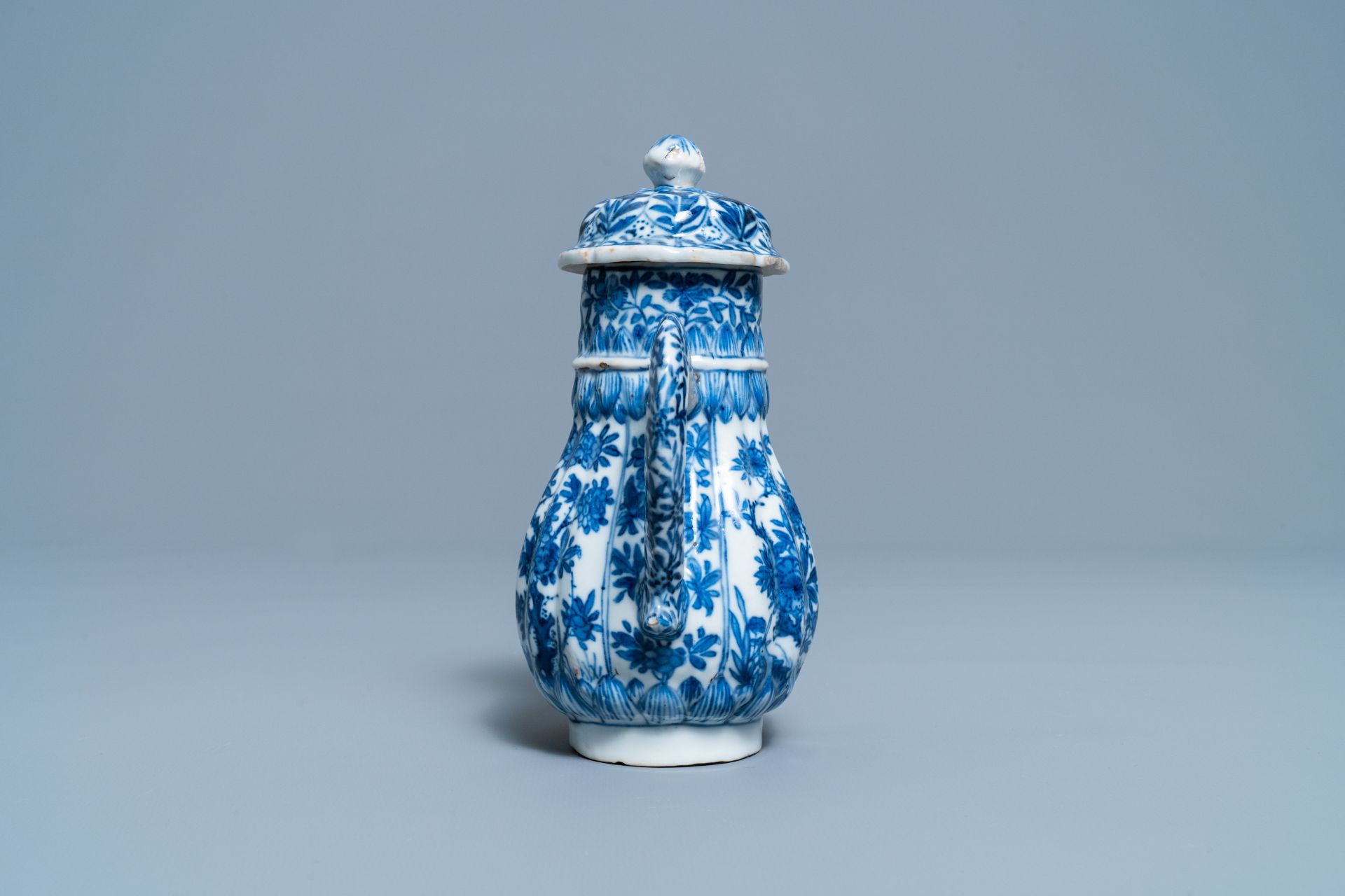 A tall Chinese blue and white teapot and cover, Kangxi - Image 3 of 7