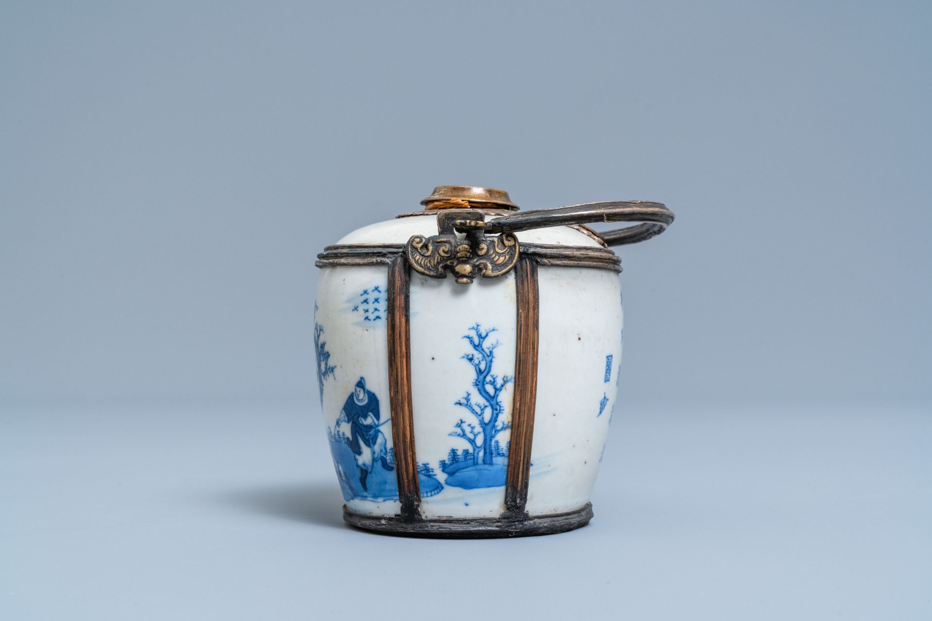 A Chinese blue and white Vietnamese market 'Bleu de Hue' water pipe, 19th C. - Image 5 of 8