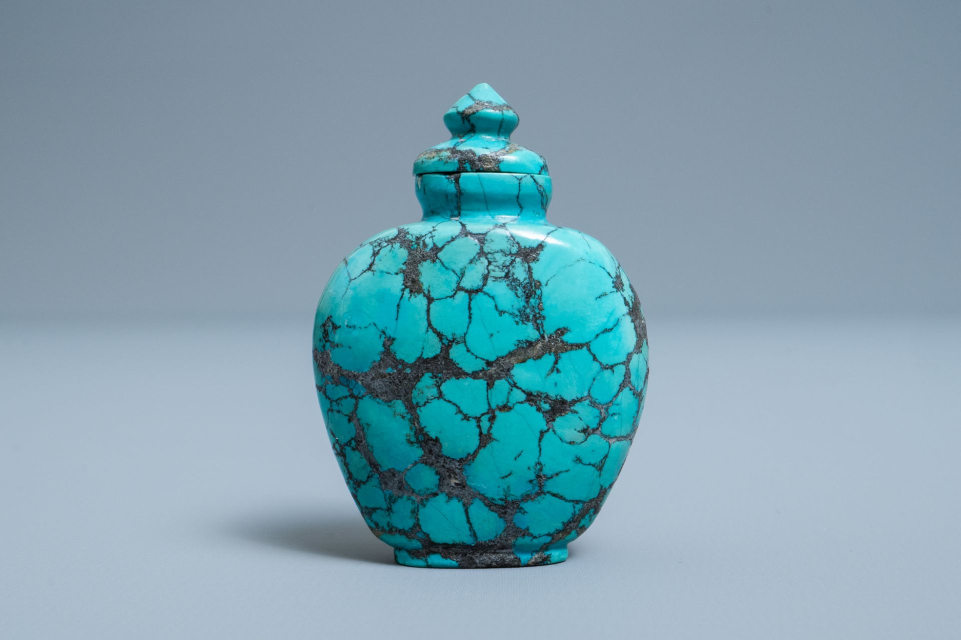 A Chinese turquoise snuff bottle, 19th C. - Image 4 of 7