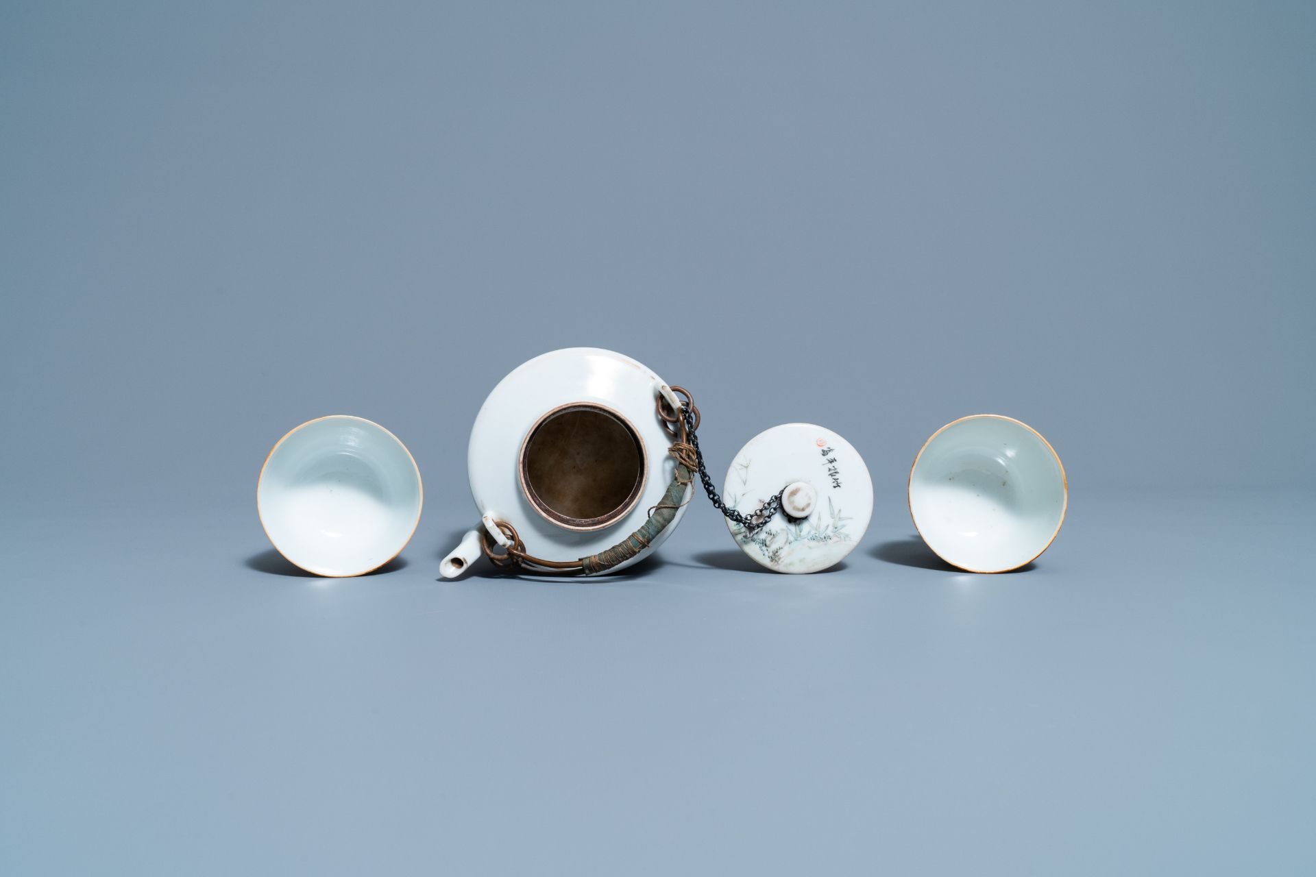 A Chinese qianjiang cai teapot and two cups and saucers, 19/20th C. - Image 8 of 9