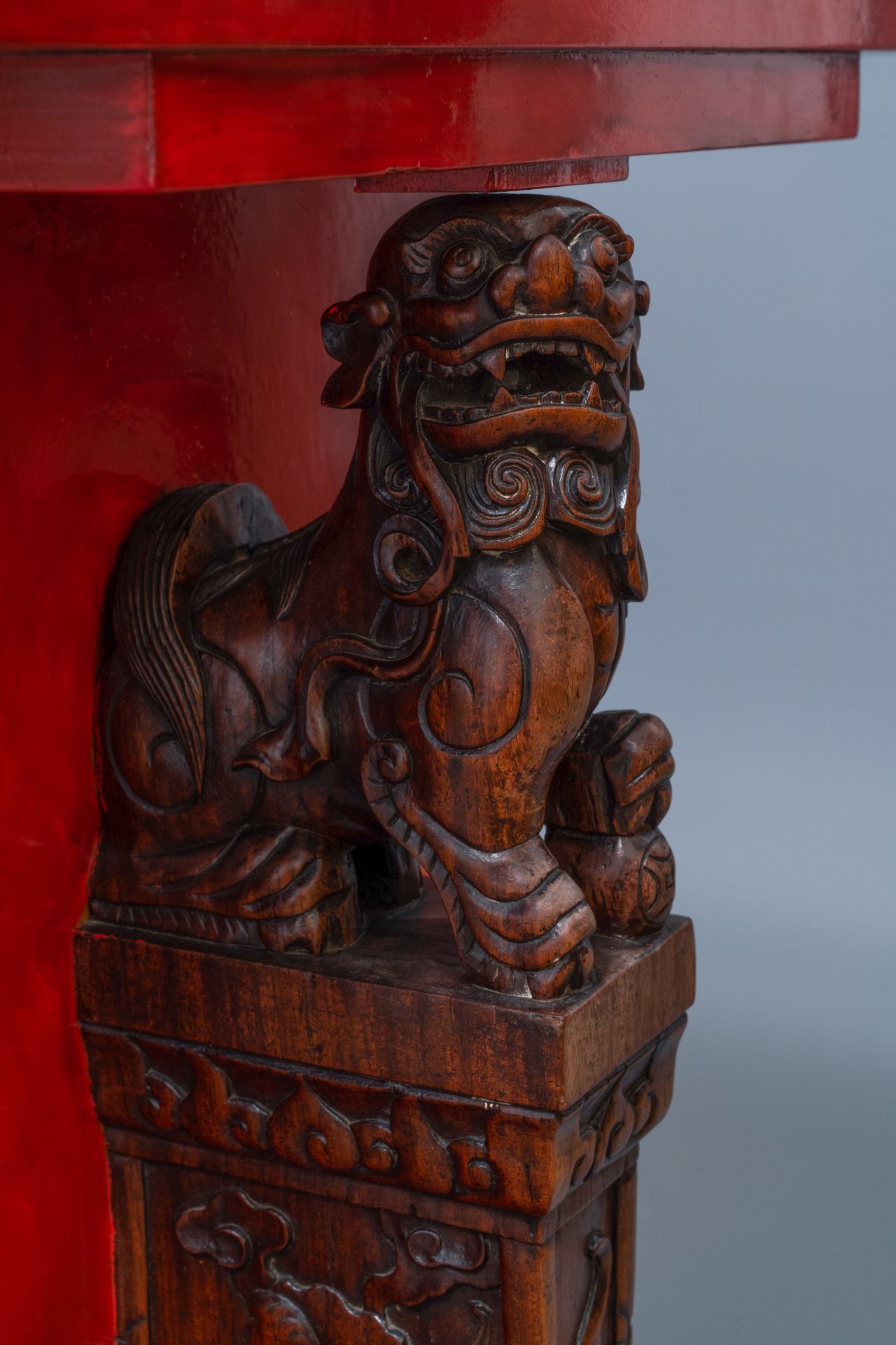 A Chinese qianjiang cai plaque mounted in a wooden table, 19/20th C. - Image 10 of 12