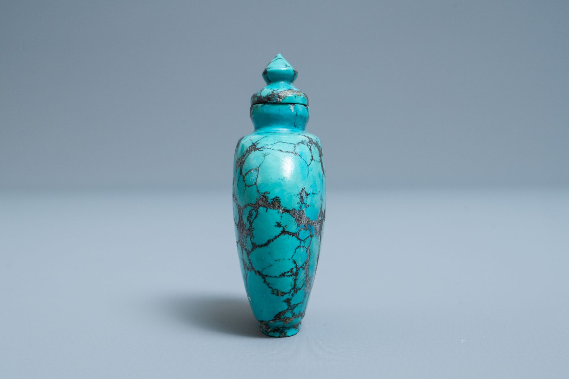 A Chinese turquoise snuff bottle, 19th C. - Image 5 of 7