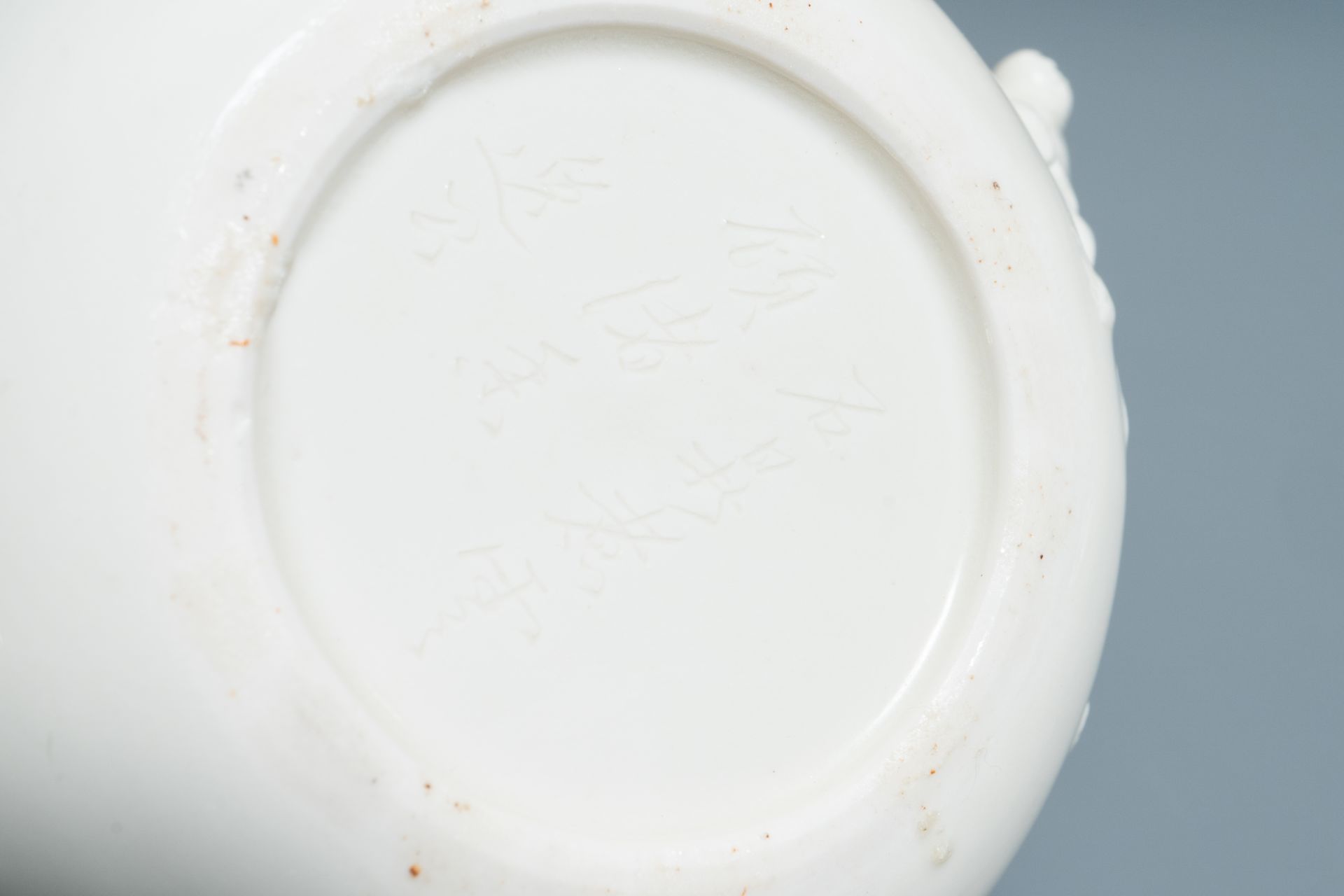 A Chinese Dehua blanc de Chine teapot, inscribed Yi Gong, 18/19th C. - Image 9 of 9