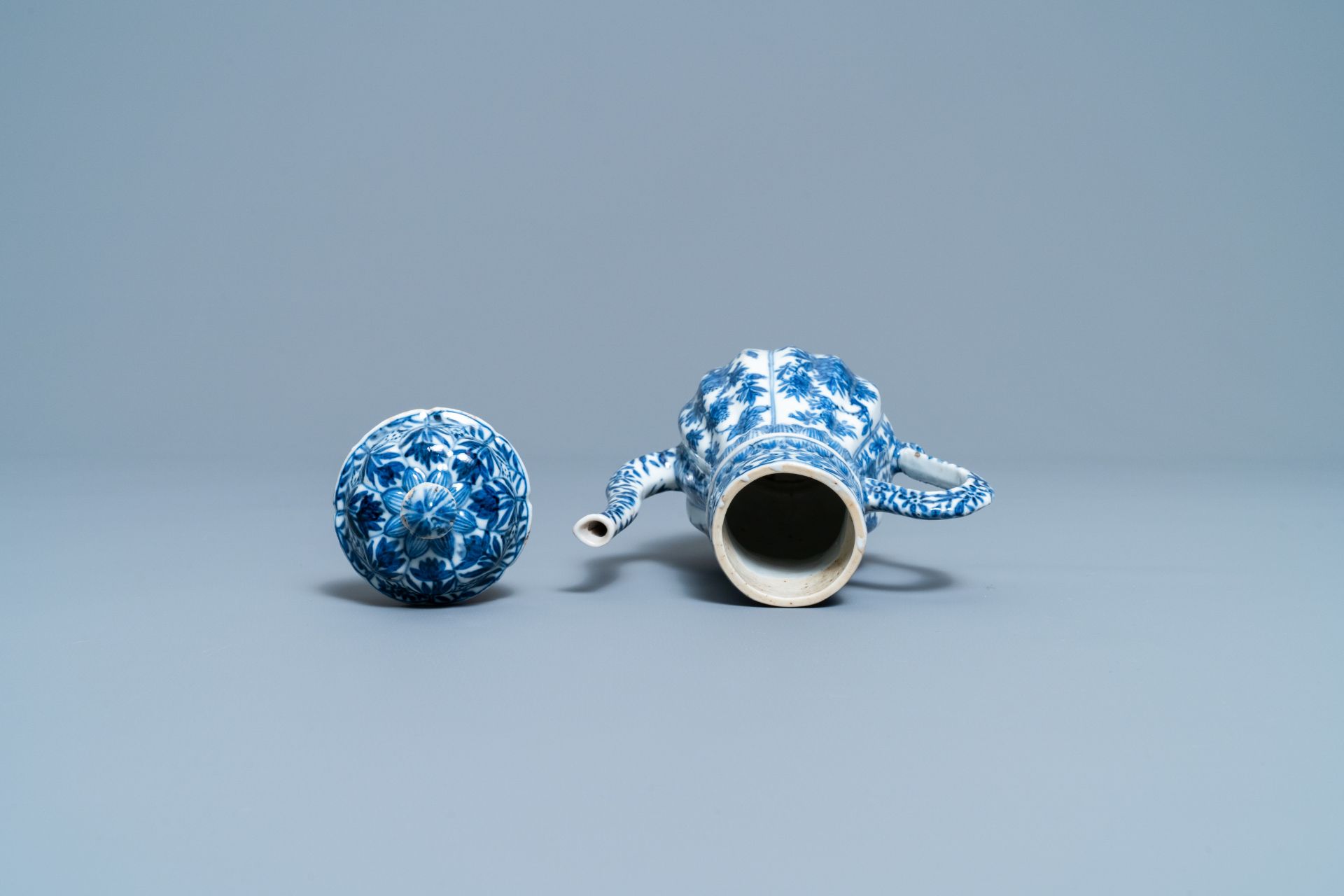 A tall Chinese blue and white teapot and cover, Kangxi - Image 6 of 7