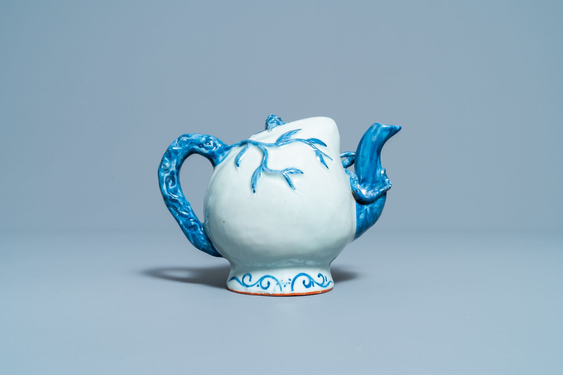 A Chinese blue and white peach-shaped cadogan teapot, 19th C. - Image 4 of 7