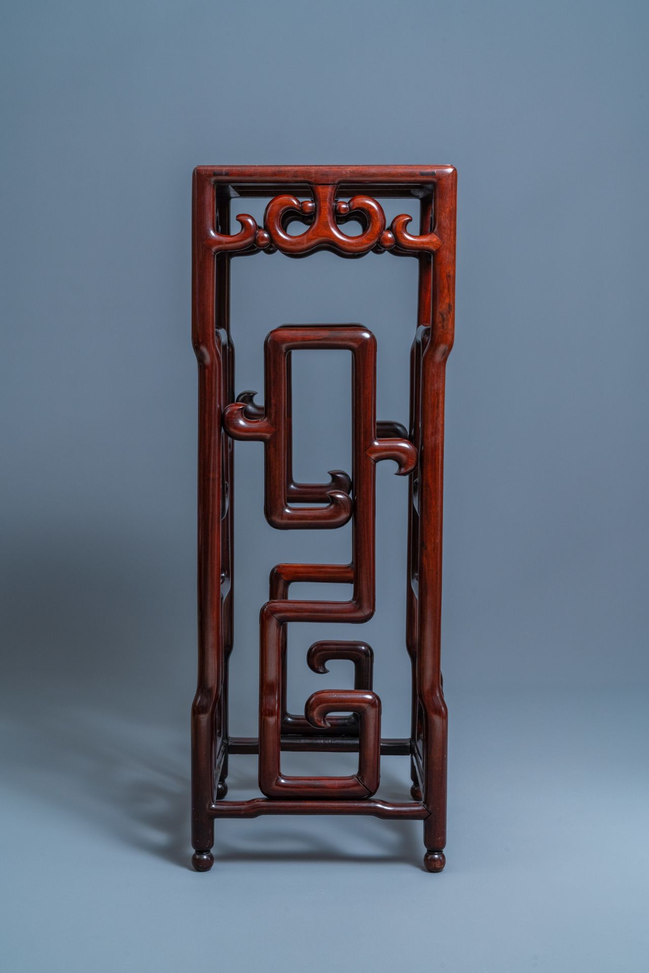 A tall Chinese marble-inlaid wooden stand, 20th C. - Image 4 of 11