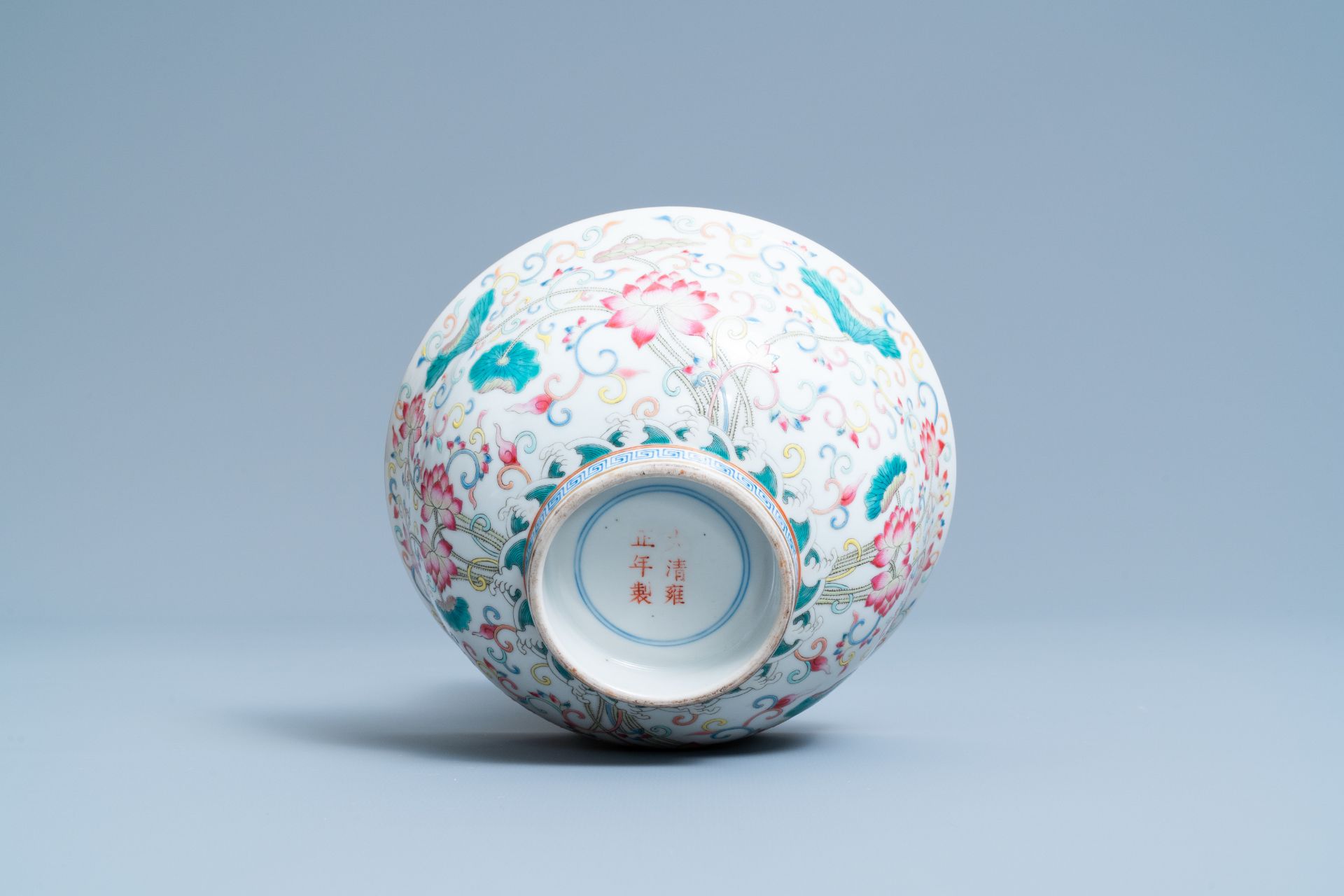 A Chinese famille rose bowl with floral design, Yongzheng mark, 19/20th C. - Image 7 of 7