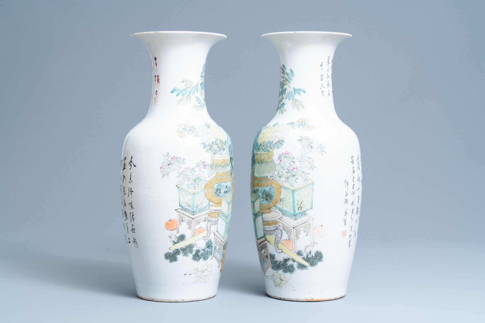 A pair of Chinese qianjiang cai vases with antiquities and buddhist lions, 19/20th C. - Image 4 of 6