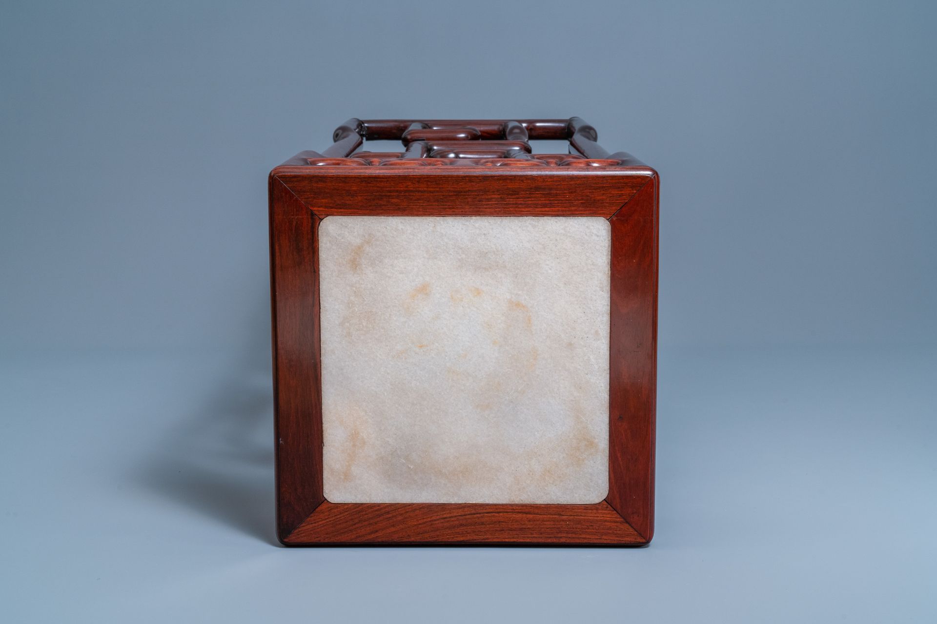 A tall Chinese marble-inlaid wooden stand, 20th C. - Image 7 of 11