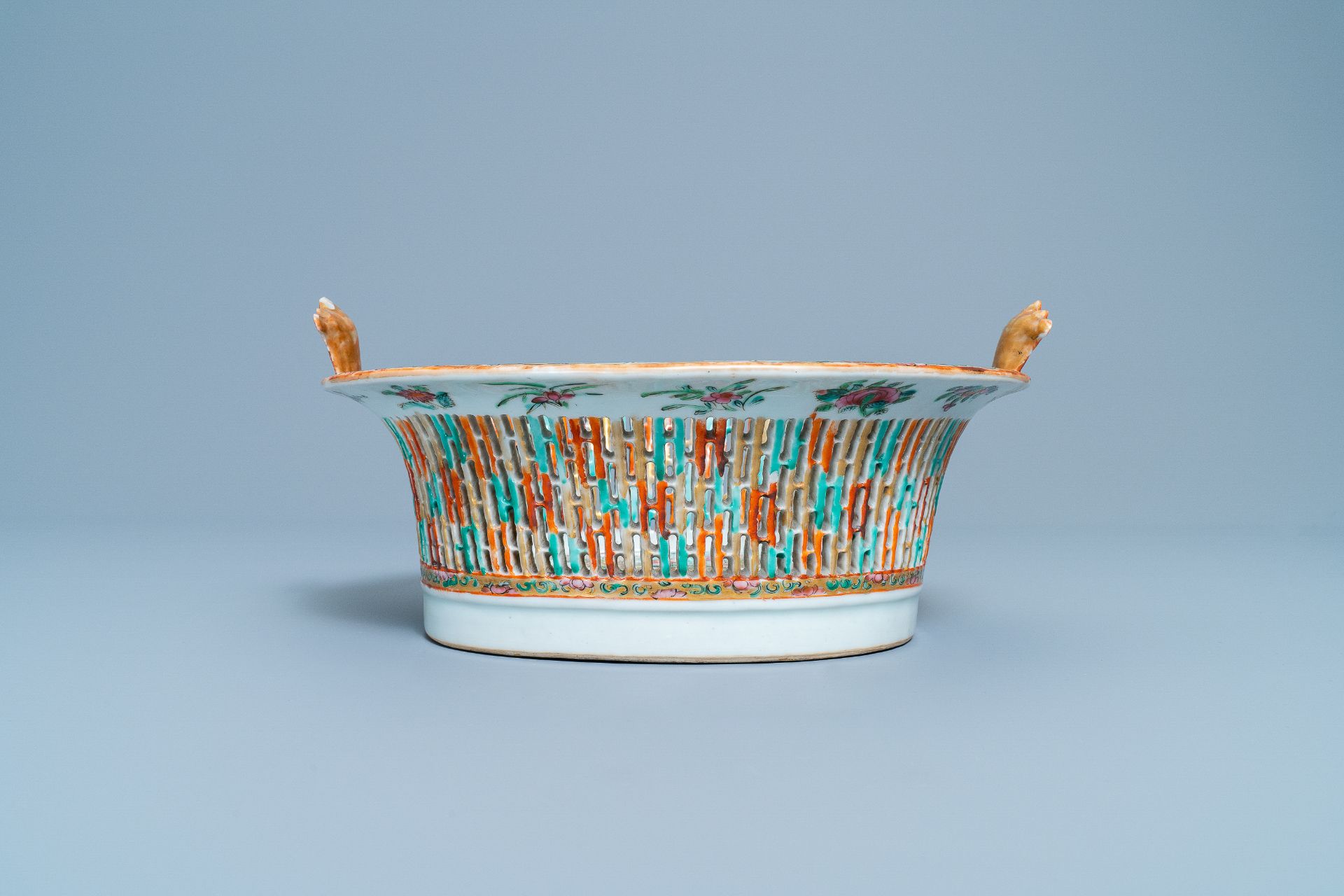 A reticulated Chinese Canton famille rose basket on stand, 19th C. - Image 5 of 10
