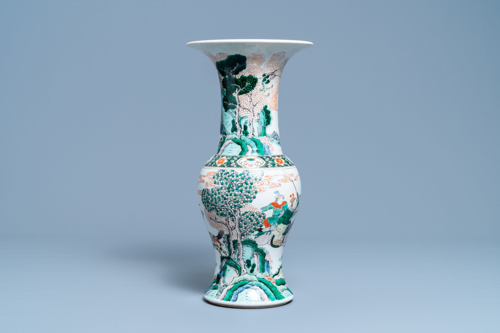 A Chinese famille verte yenyen vase with a soldier scene, 19th C. - Bild 3 aus 6
