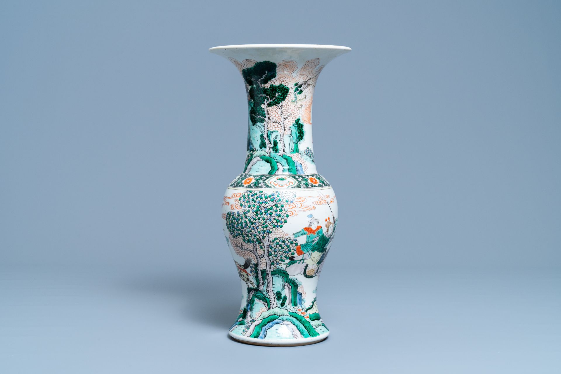 A Chinese famille verte yenyen vase with a soldier scene, 19th C. - Image 3 of 6