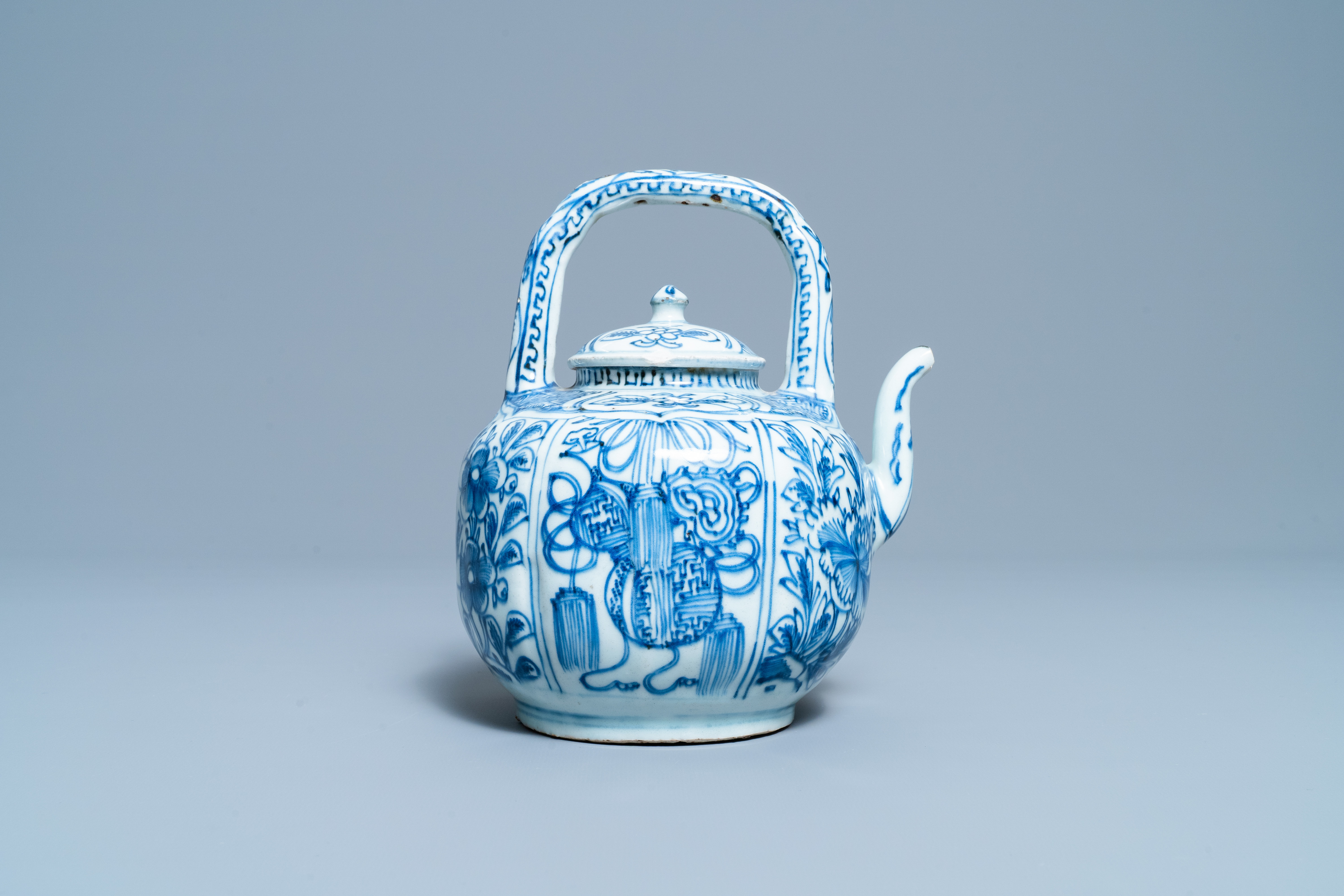 A Chinese blue and white wine ewer and cover, Wanli - Image 4 of 7