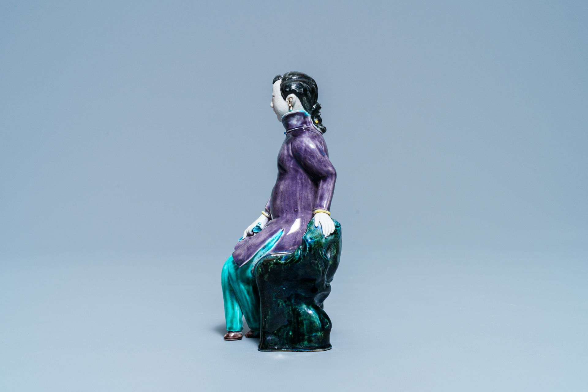 A Chinese polychrome porcelain figure of a seated lady, 19/20th C. - Image 5 of 7