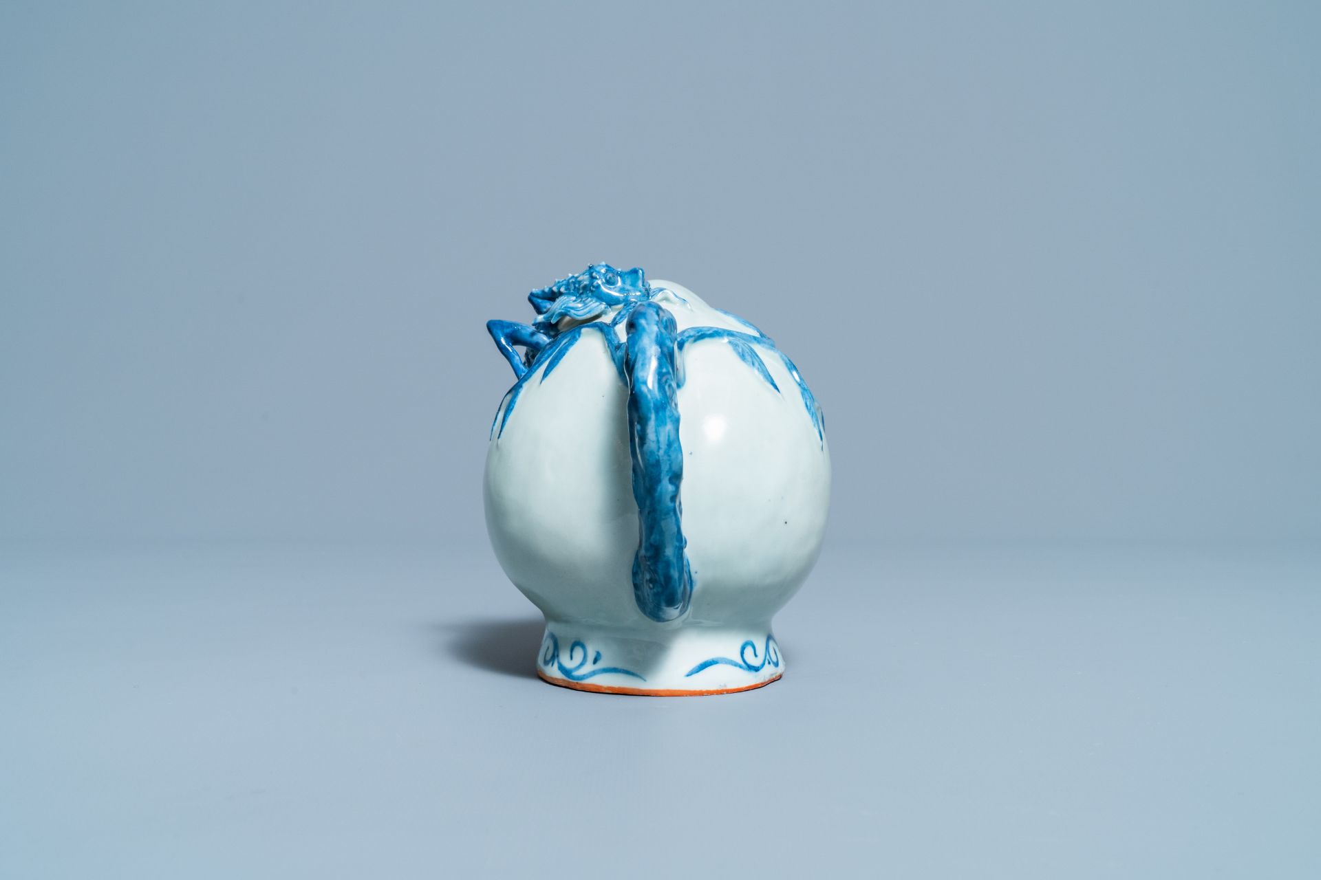 A Chinese blue and white peach-shaped cadogan teapot, 19th C. - Image 3 of 7