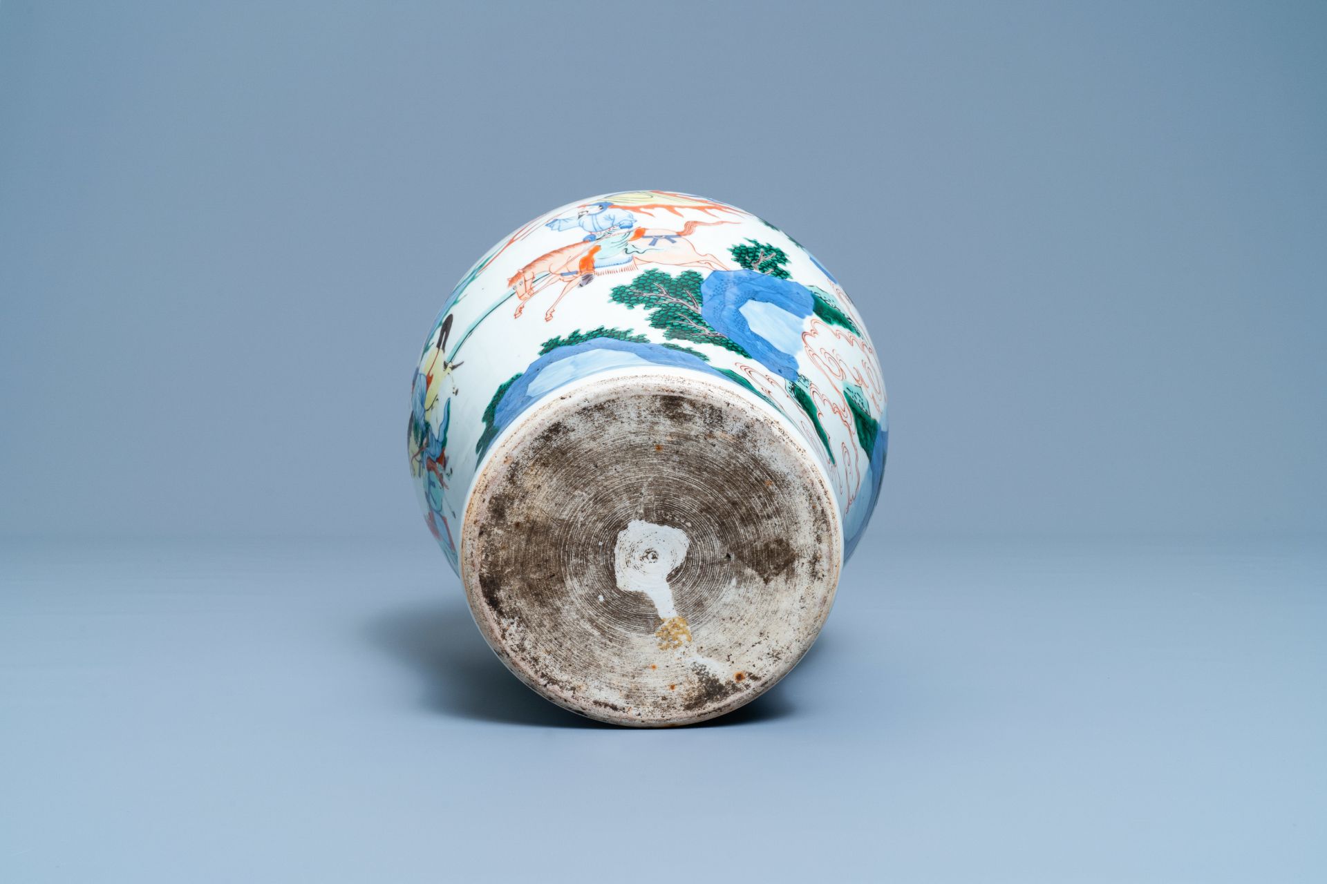 A Chinese wucai vase with equestrian scenes, 19th C. - Bild 6 aus 6