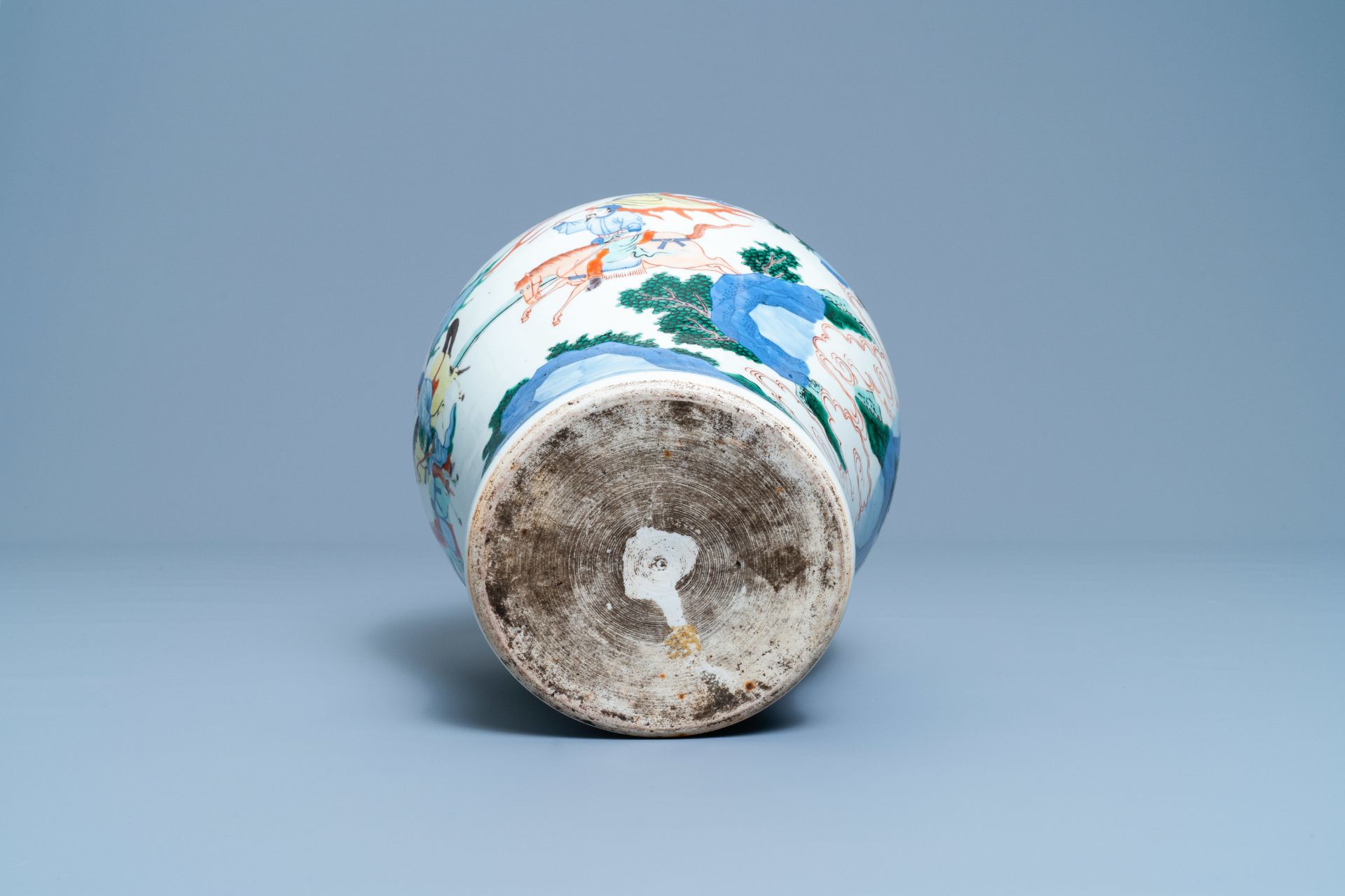 A Chinese wucai vase with equestrian scenes, 19th C. - Image 6 of 6