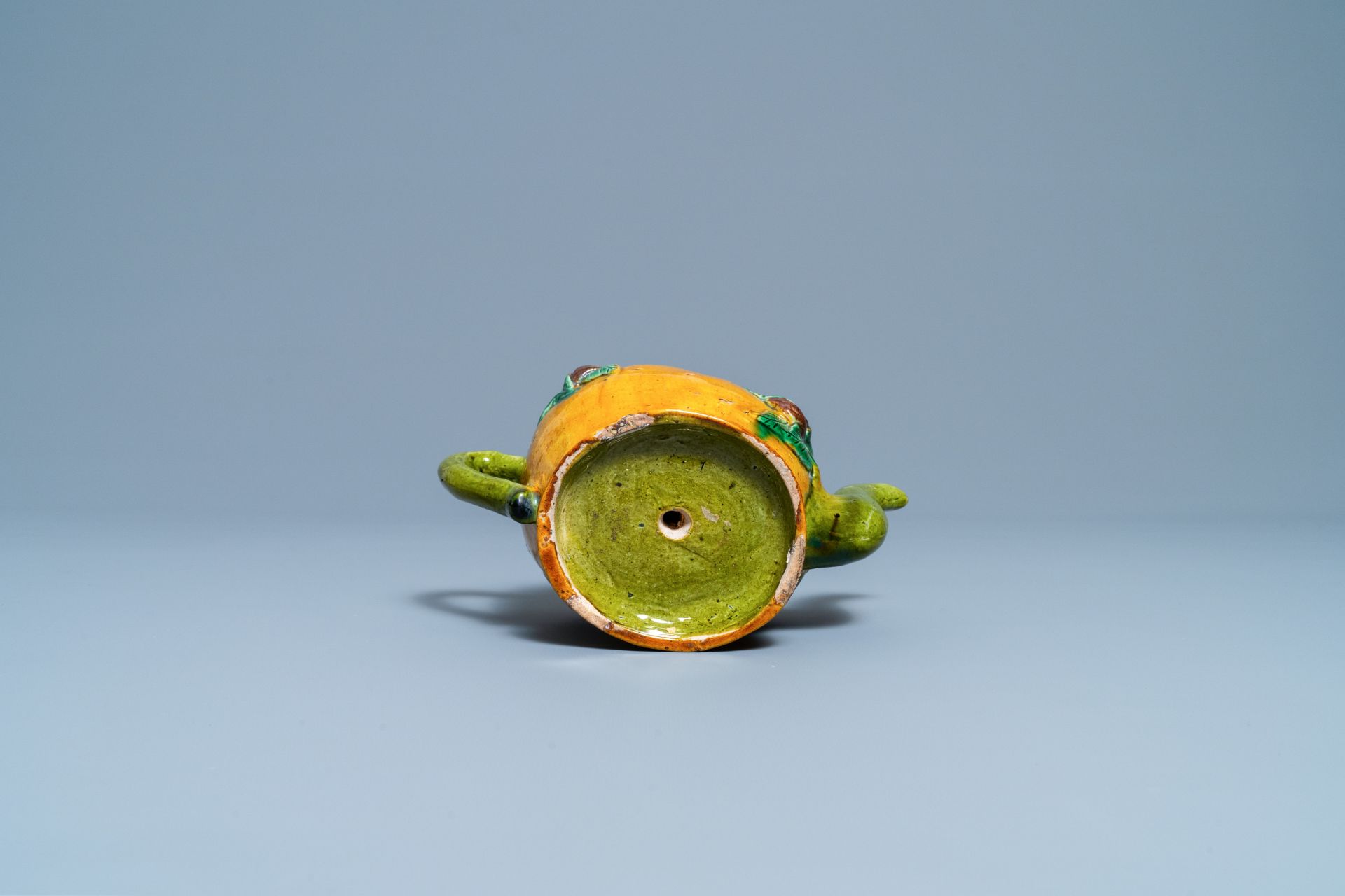 A Chinese sancai-glazed peach-shaped cadogan teapot, 19th C. - Image 7 of 7