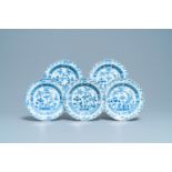 Five Chinese blue and white plates with floral design, Kangxi/Yongzheng