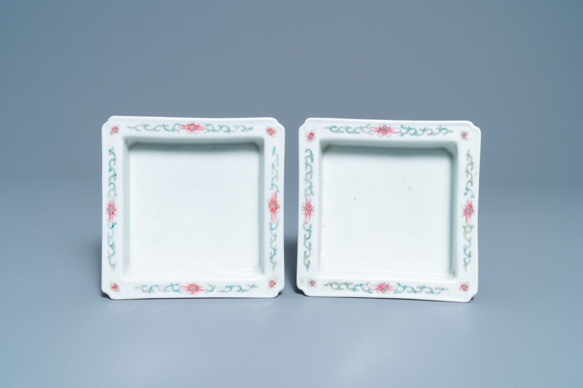 A pair of Chinese famille rose jardinières on stands, Qianlong mark, Republic - Bild 9 aus 10